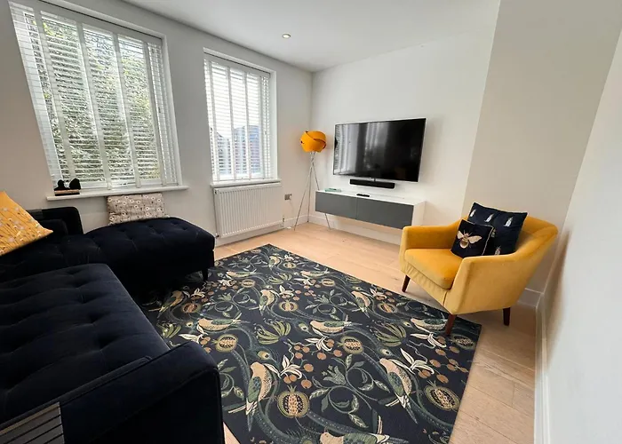 Spacious & Light 2Bed, 2Bath In The Heart Of Windsor